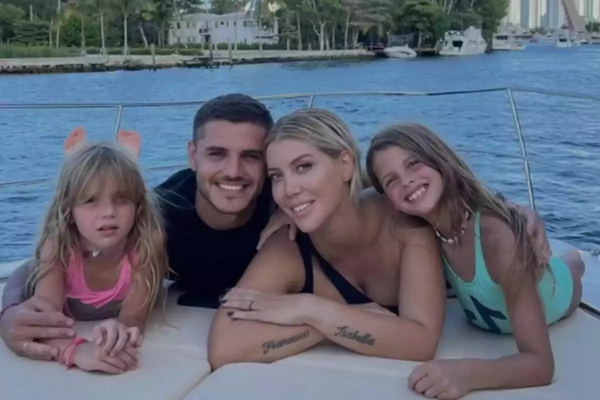 Una familia sonriente disfrutando de un día en un bote con un paisaje de agua y árboles al fondo. Una familia sonriente disfrutando de un día en un bote con un paisaje de agua y árboles al fondo.