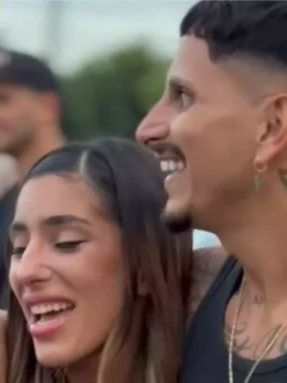 Una pareja sonriente disfrutando de un momento al aire libre. Una pareja sonriente disfrutando de un momento al aire libre.
