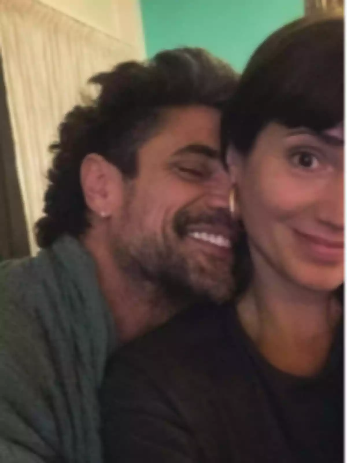 Dos personas sonríen mientras posan juntas para una foto. Dos personas sonríen mientras posan juntas para una foto.