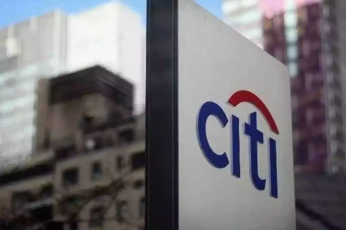 Un letrero con el logotipo de Citi en un entorno urbano.