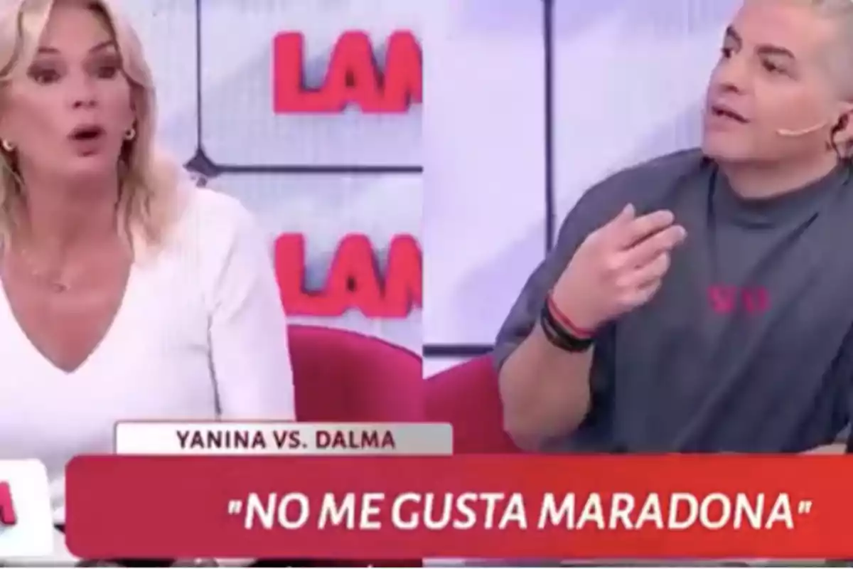 Dos personas discuten en un programa de televisión con un texto en pantalla que dice Dos personas discuten en un programa de televisión con un texto en pantalla que dice