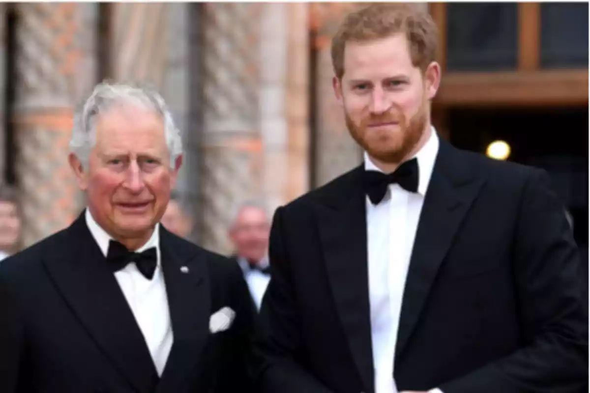 Dos hombres vestidos de esmoquin posan juntos en un evento formal.