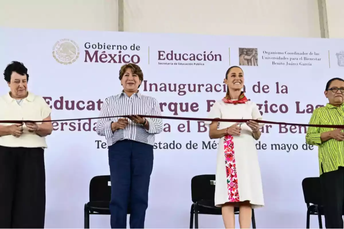 Un grupo de personas participa en una ceremonia de inauguración, sosteniendo una cinta frente a un cartel del Gobierno de México.