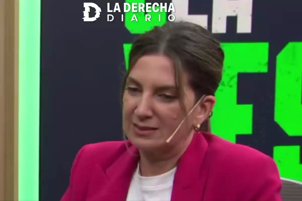 Una persona con chaqueta rosa y micrófono en un programa de televisión con el logo de "La Derecha Diario" en la parte superior.