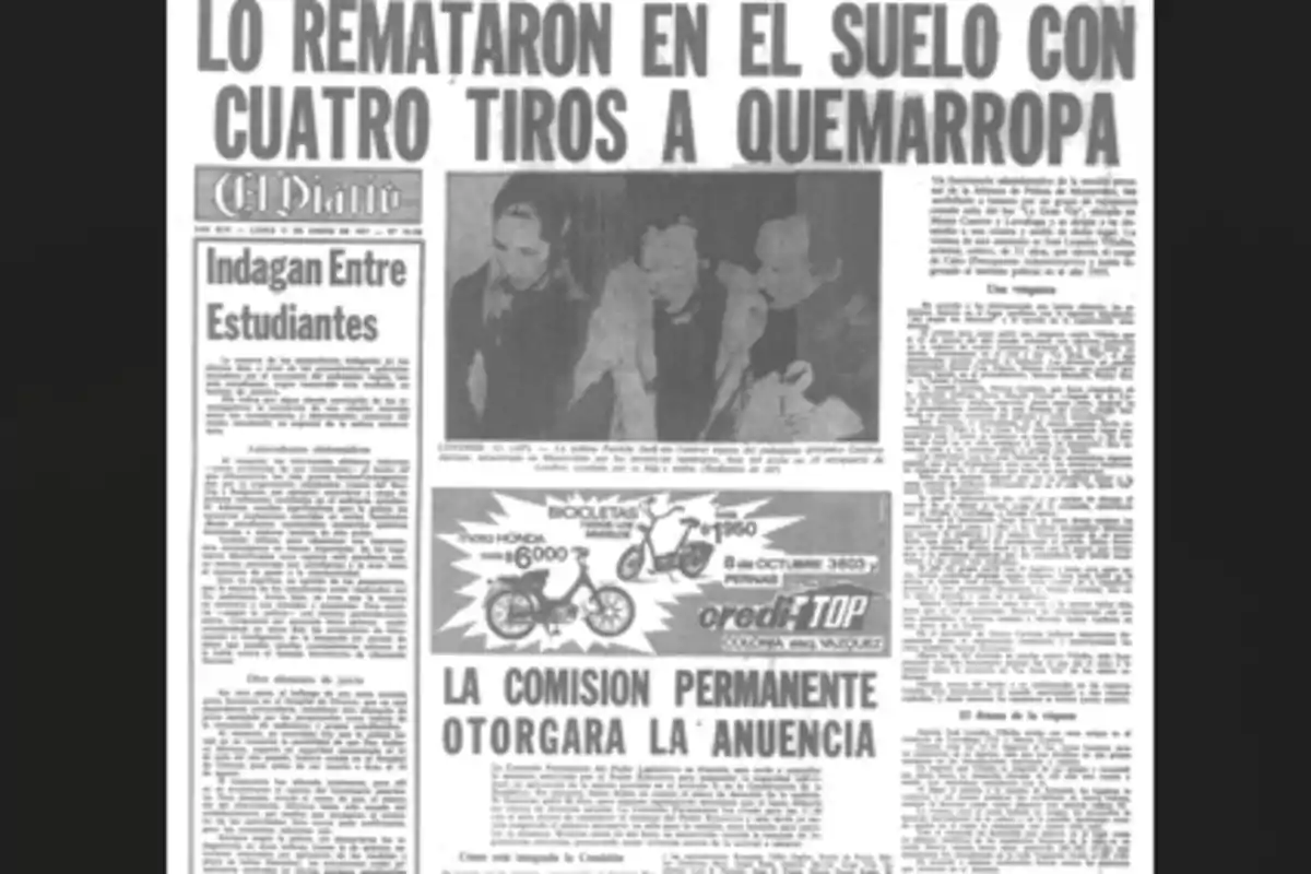 Portada de un periódico antiguo con un titular impactante sobre un asesinato, incluye una fotografía en blanco y negro de tres personas y un anuncio de motocicletas. Portada de un periódico antiguo con un titular impactante sobre un asesinato, incluye una fotografía en blanco y negro de tres personas y un anuncio de motocicletas.