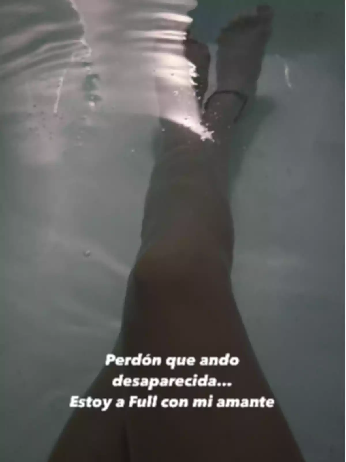 Una persona está sumergida en una bañera con las piernas estiradas y hay un texto en la imagen. Una persona está sumergida en una bañera con las piernas estiradas y hay un texto en la imagen.