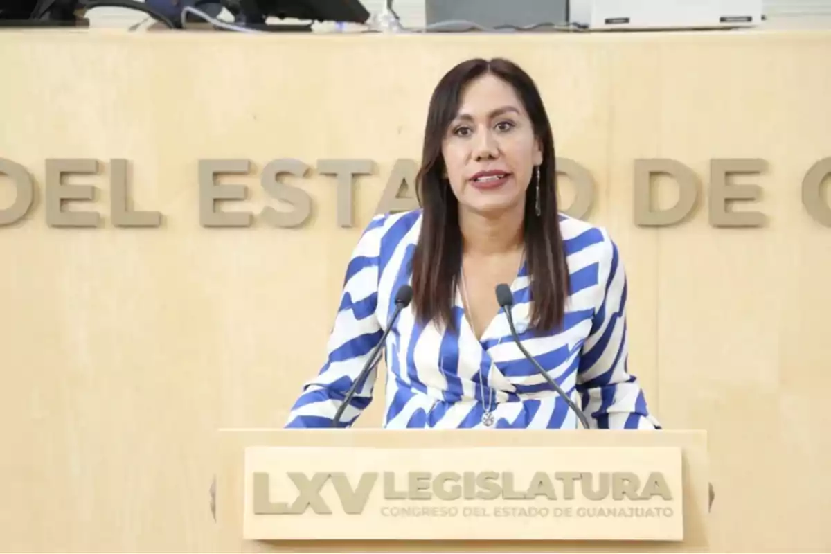 Mujer hablando en un podio del Congreso del Estado de Guanajuato. Mujer hablando en un podio del Congreso del Estado de Guanajuato.