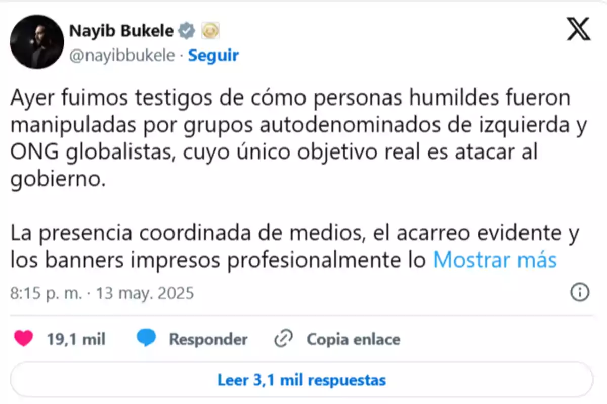 The text is a tweet mentioning that humble people were manipulated by leftist groups and globalist NGOs with the aim of attacking the government, highlighting the coordination of media, the busing, and the professionally printed banners. The text is a tweet mentioning that humble people were manipulated by leftist groups and globalist NGOs with the aim of attacking the government, highlighting the coordination of media, the busing, and the professionally printed banners.