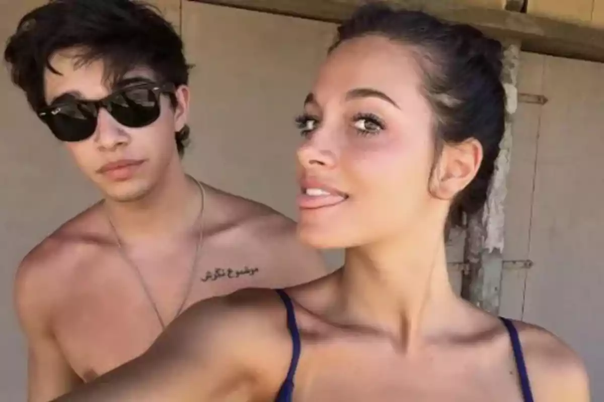 Dos personas posando para una selfie, una de ellas lleva gafas de sol y la otra saca la lengua. Dos personas posando para una selfie, una de ellas lleva gafas de sol y la otra saca la lengua.