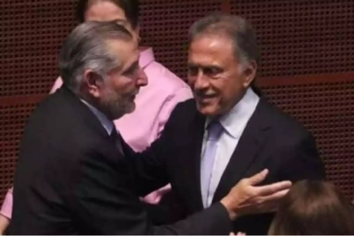 Dos hombres de traje se saludan y sonríen en un ambiente formal Dos hombres de traje se saludan y sonríen en un ambiente formal
