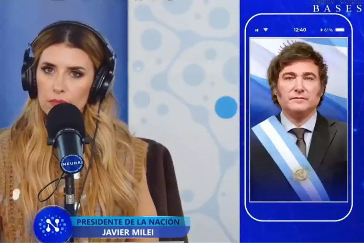 Una mujer con auriculares y micrófono está en un estudio de radio mientras en la pantalla aparece la imagen de un hombre con banda presidencial argentina dentro de un marco que simula un teléfono móvil.