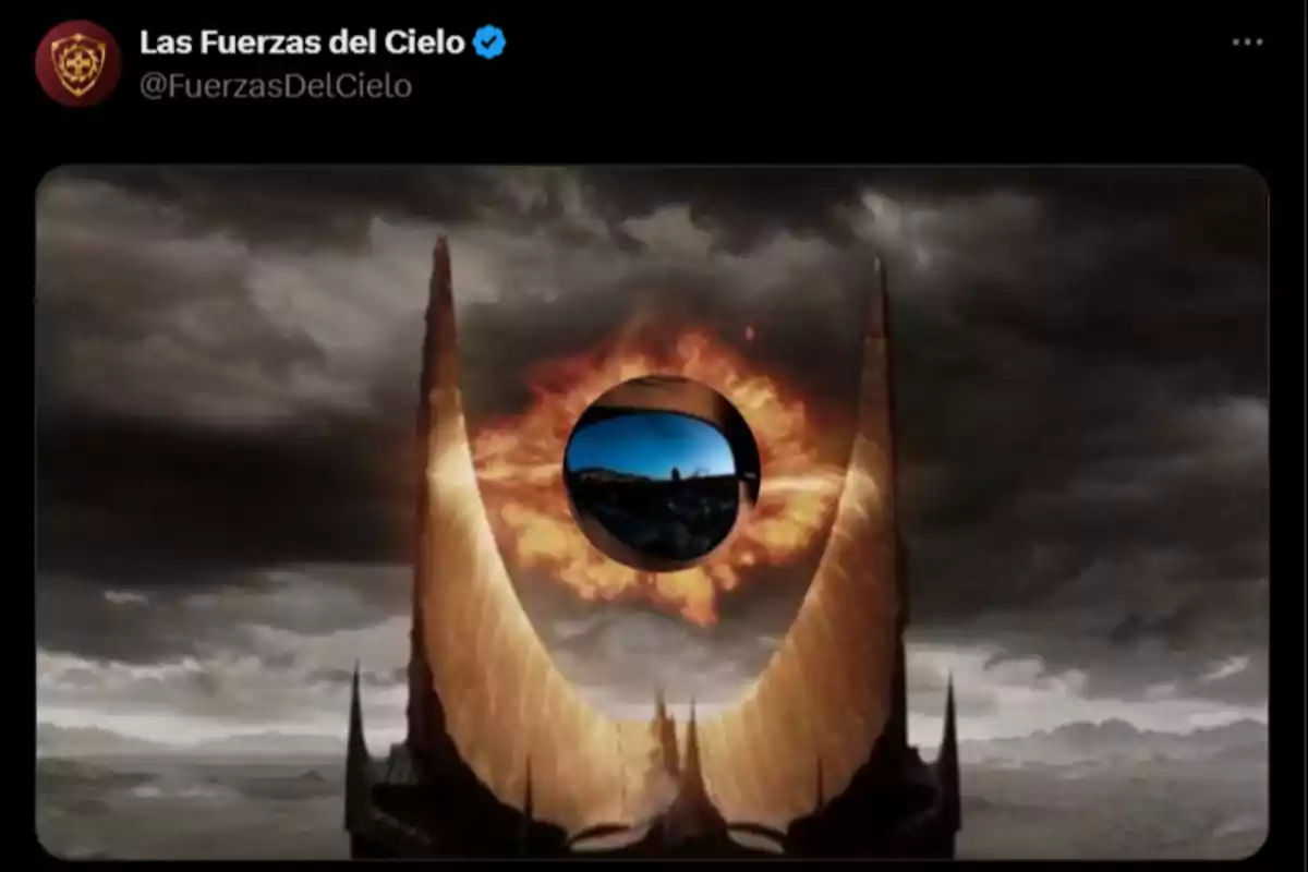 Montaje del Ojo de Sauron con una imagen circular de un paisaje en el centro del ojo, sobre una torre oscura y un cielo nublado Montaje del Ojo de Sauron con una imagen circular de un paisaje en el centro del ojo, sobre una torre oscura y un cielo nublado