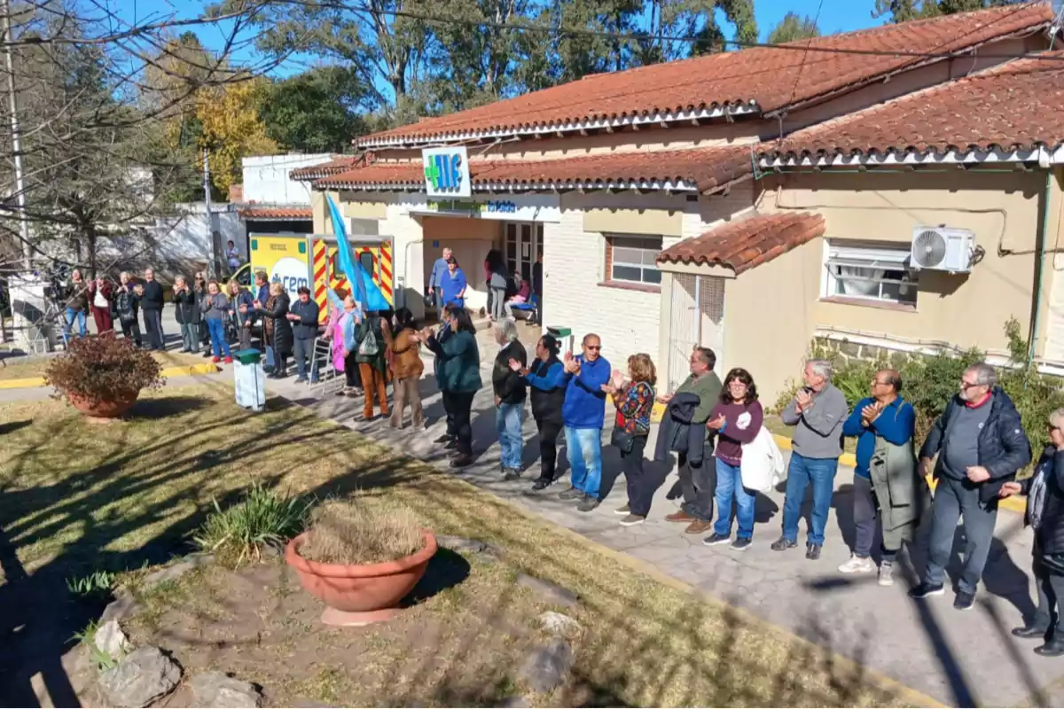Vecinos de La Falda realizaron un abrazo simbólico al hospital de la ciudad