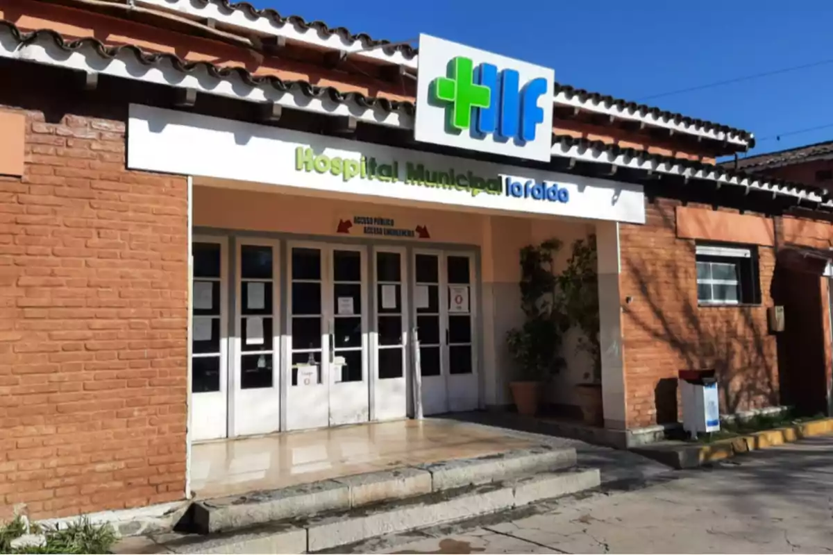 Facade of a municipal hospital with brick walls and a sign that reads Municipal Hospital Tordillo