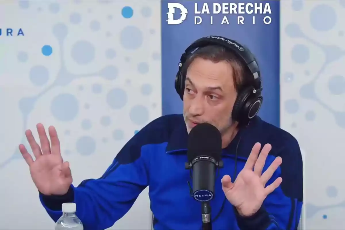 Hombre con auriculares y micrófono hablando en un estudio de radio con fondo azul y blanco y el logo de La Derecha Diario en la esquina superior derecha Hombre con auriculares y micrófono hablando en un estudio de radio con fondo azul y blanco y el logo de La Derecha Diario en la esquina superior derecha
