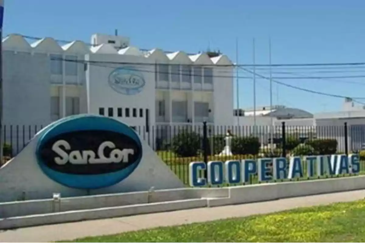 Fachada de la empresa cordobesa SanCor Fachada de la empresa cordobesa SanCor