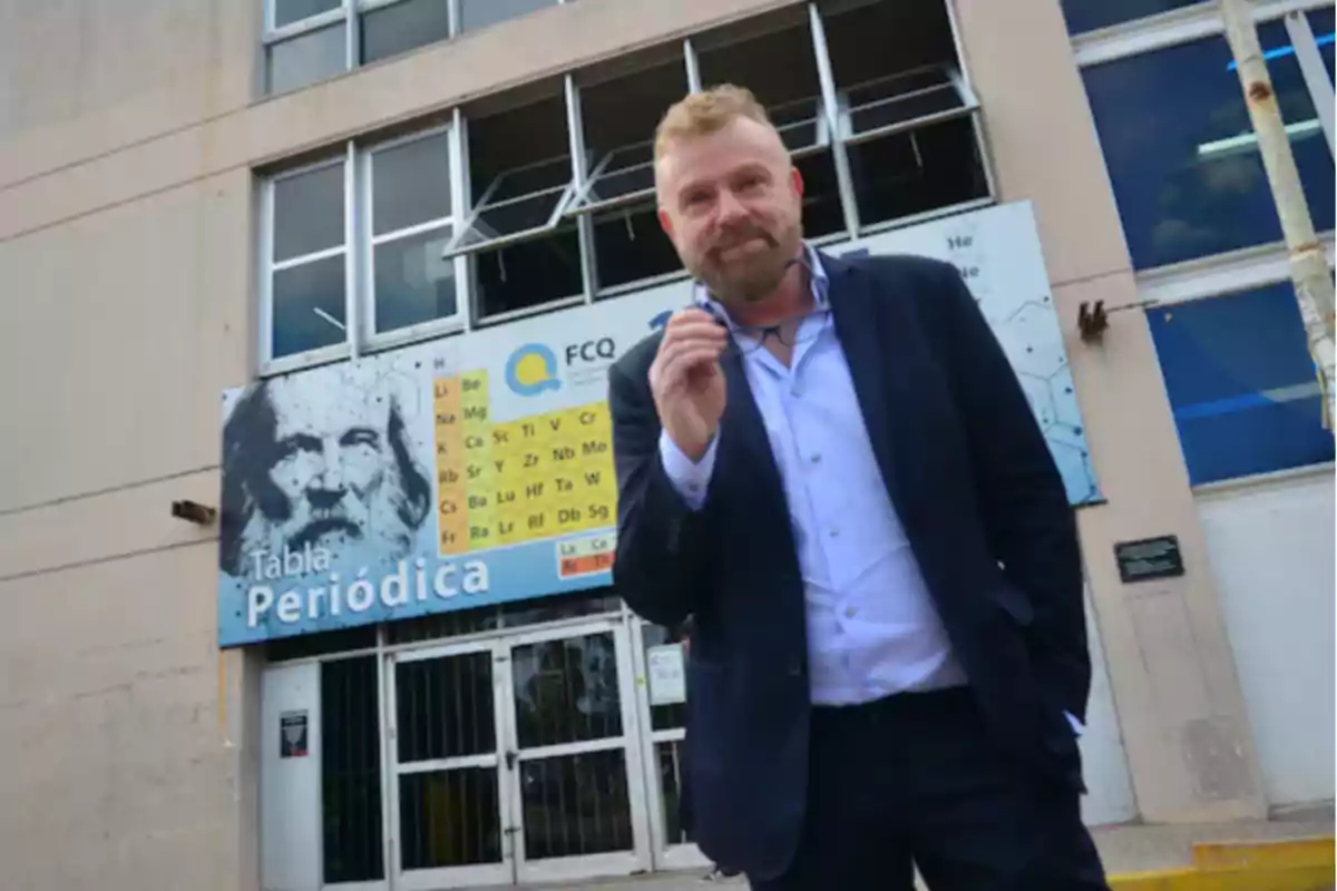 Gabriel Rabinovich en la entrada de la facultad de ciencias químicas de la UNC Gabriel Rabinovich en la entrada de la facultad de ciencias químicas de la UNC