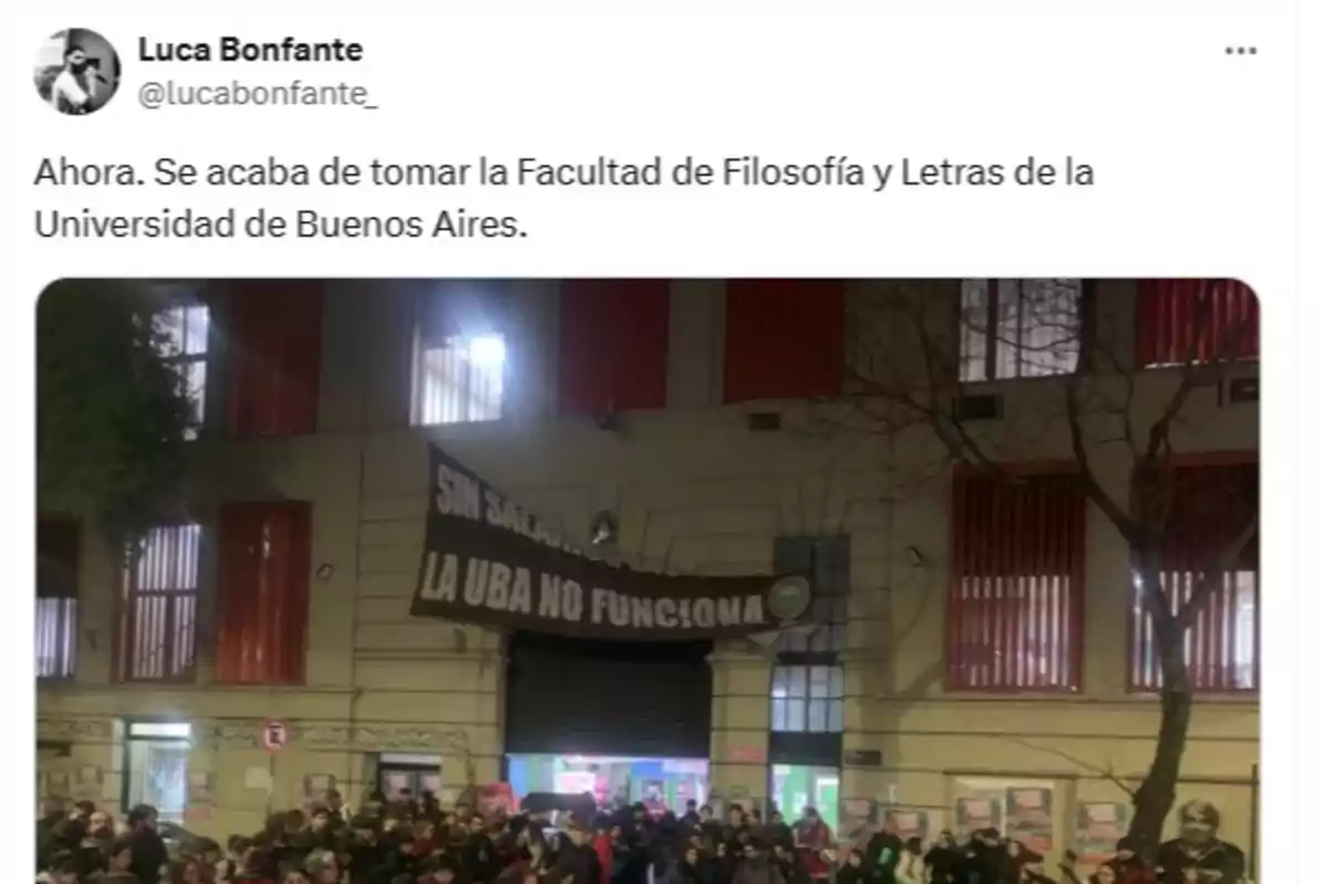 Un grupo de personas se reúne frente a la entrada de la Facultad de Filosofía y Letras de la Universidad de Buenos Aires, donde cuelga una pancarta que dice Sin salarios la UBA no funciona Un grupo de personas se reúne frente a la entrada de la Facultad de Filosofía y Letras de la Universidad de Buenos Aires, donde cuelga una pancarta que dice Sin salarios la UBA no funciona