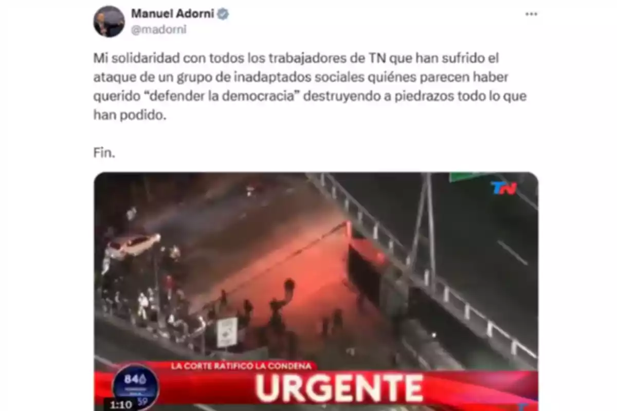 Publicación en Twitter de Manuel Adorni expresando solidaridad con los trabajadores de TN tras un ataque, acompañada de una imagen de una transmisión televisiva nocturna con la palabra urgente en la pantalla y personas en la calle Publicación en Twitter de Manuel Adorni expresando solidaridad con los trabajadores de TN tras un ataque, acompañada de una imagen de una transmisión televisiva nocturna con la palabra urgente en la pantalla y personas en la calle