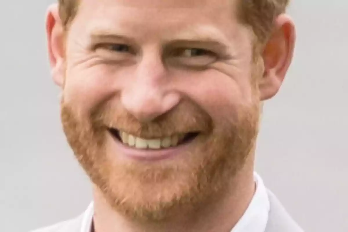 Hombre pelirrojo con barba y sonrisa amplia