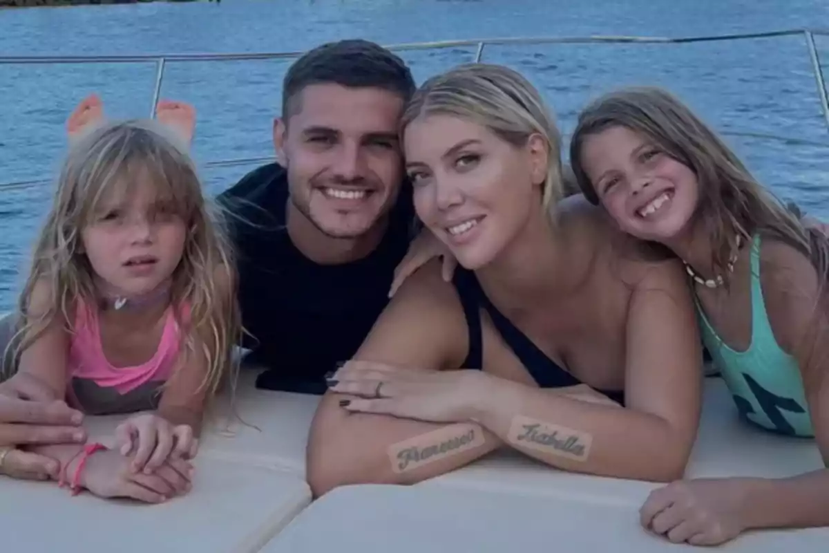 Familia sonriendo y recostada sobre un yate con el mar de fondo