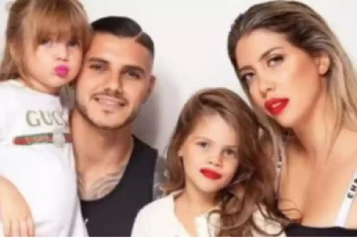 Familia posando junta con dos niñas y dos adultos todos con labios pintados de rojo Familia posando junta con dos niñas y dos adultos todos con labios pintados de rojo