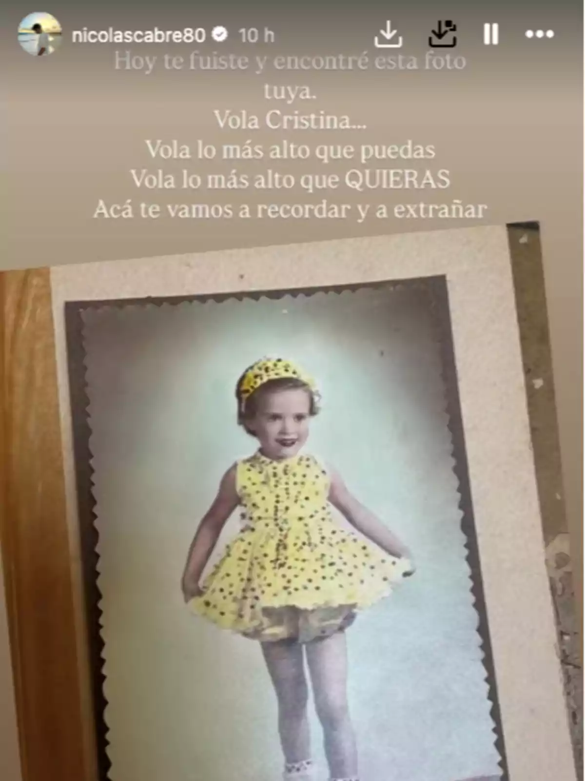 Una fotografía antigua de una niña sonriente vestida con un vestido amarillo con lunares y una vincha a juego, acompañada de un mensaje emotivo de despedida y recuerdo Una fotografía antigua de una niña sonriente vestida con un vestido amarillo con lunares y una vincha a juego, acompañada de un mensaje emotivo de despedida y recuerdo
