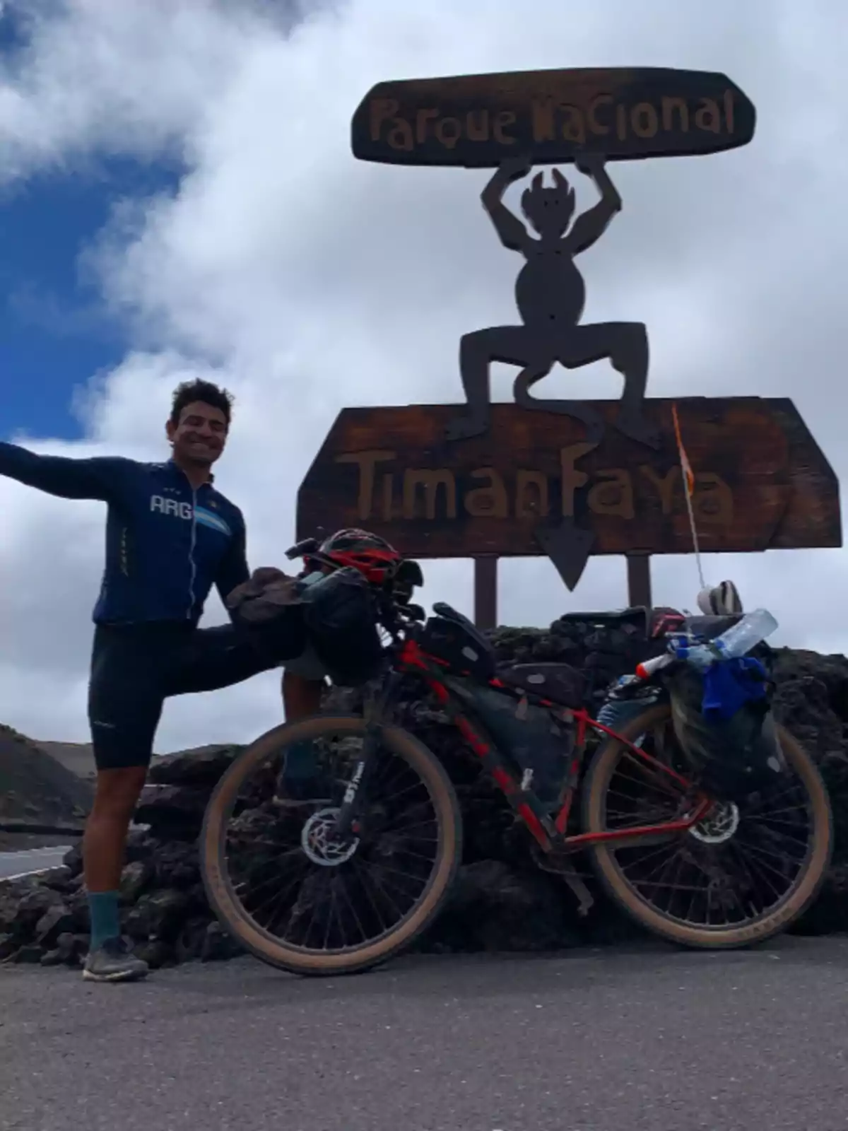 El ciclista cordobés en el Parque Nacional Timanfaya, España El ciclista cordobés en el Parque Nacional Timanfaya, España