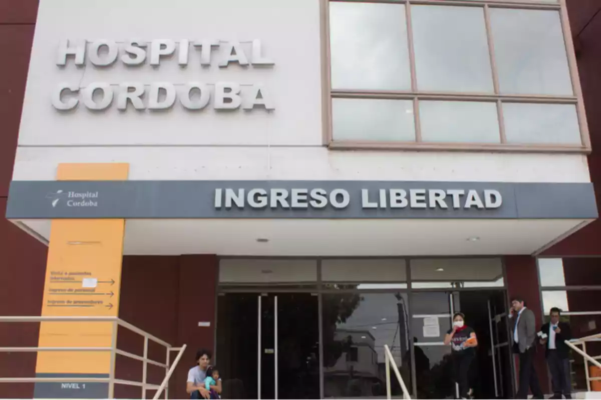 Fachada del Hospital Córdoba con el cartel de ingreso libertad y varias personas en la entrada Fachada del Hospital Córdoba con el cartel de ingreso libertad y varias personas en la entrada