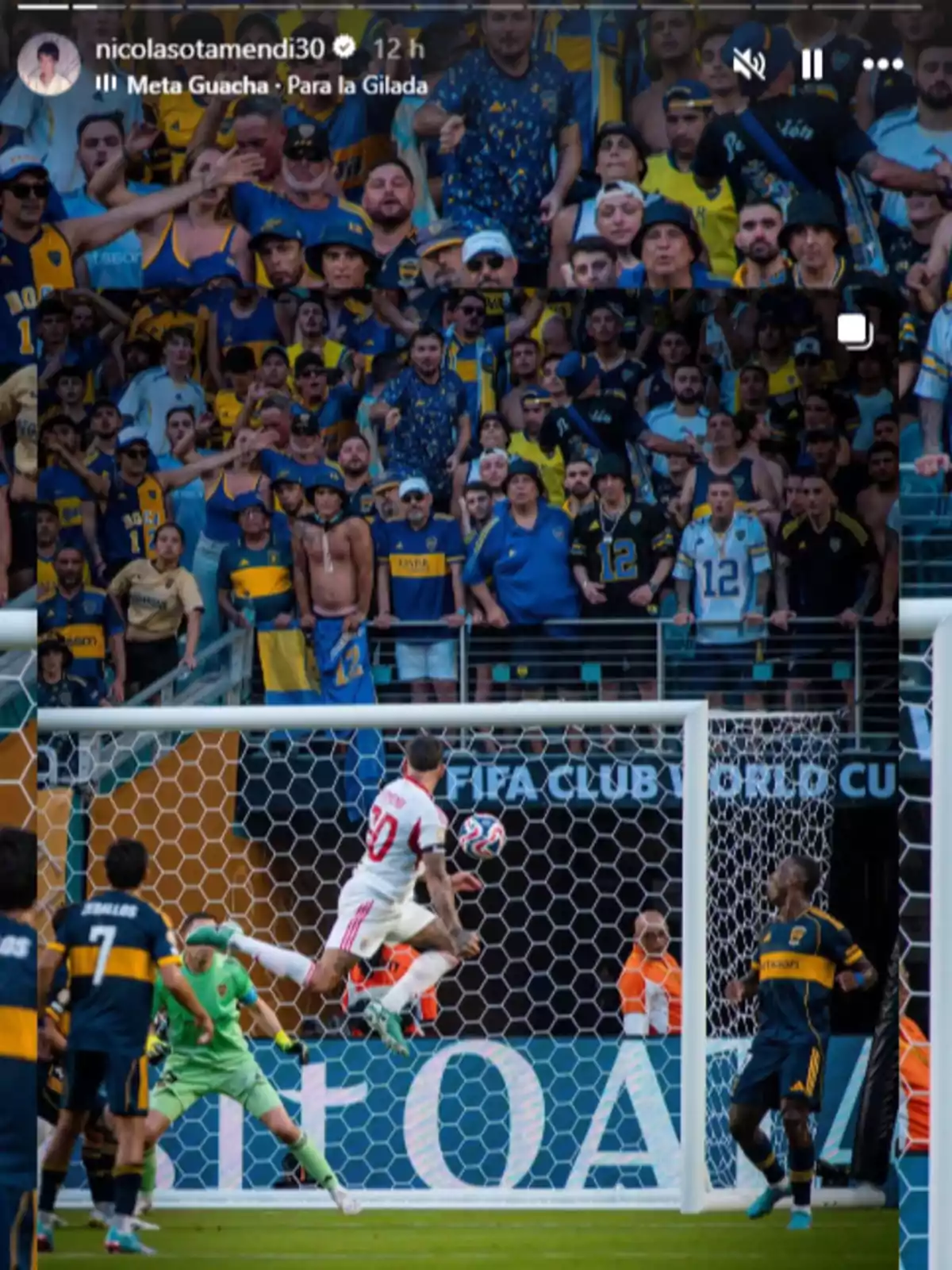 Un jugador de fútbol salta para rematar el balón frente a la portería mientras el arquero y varios defensores intentan evitar el gol con una multitud de aficionados en las gradas al fondo Un jugador de fútbol salta para rematar el balón frente a la portería mientras el arquero y varios defensores intentan evitar el gol con una multitud de aficionados en las gradas al fondo