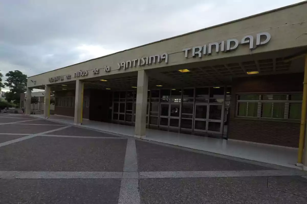 Fachada de un hospital con el nombre Hospital de Niños de la Santísima Trinidad en la entrada principal Fachada de un hospital con el nombre Hospital de Niños de la Santísima Trinidad en la entrada principal
