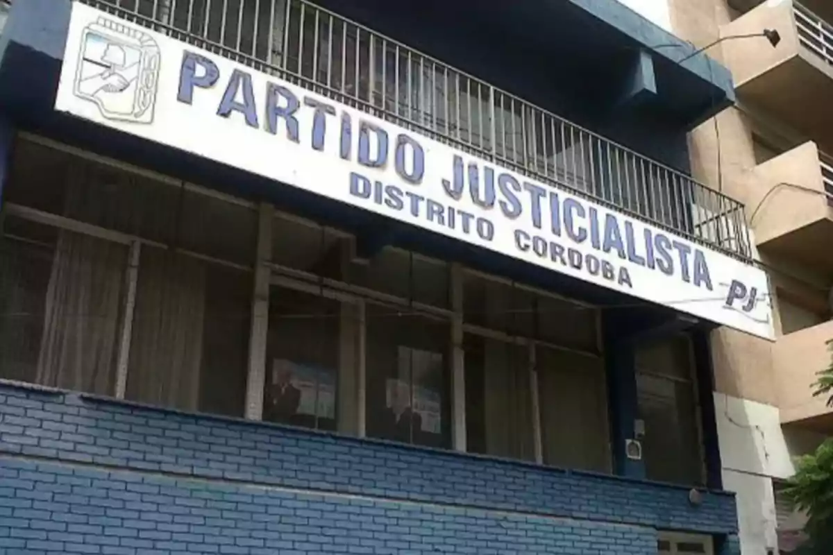 Fachada de un edificio con un cartel que dice Partido Justicialista Distrito Córdoba PJ Fachada de un edificio con un cartel que dice Partido Justicialista Distrito Córdoba PJ