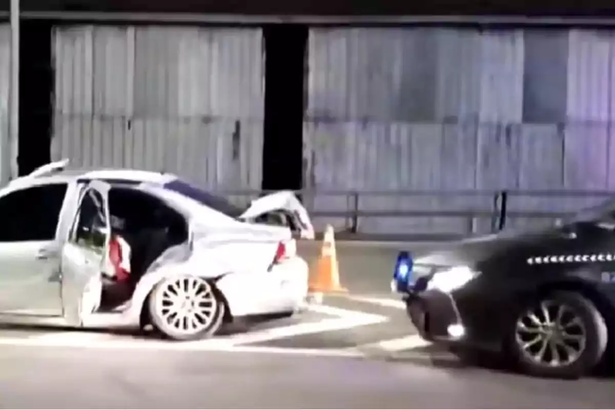 Dos autos involucrados en un accidente de tráfico en una carretera con un cono de advertencia en el suelo. Dos autos involucrados en un accidente de tráfico en una carretera con un cono de advertencia en el suelo.
