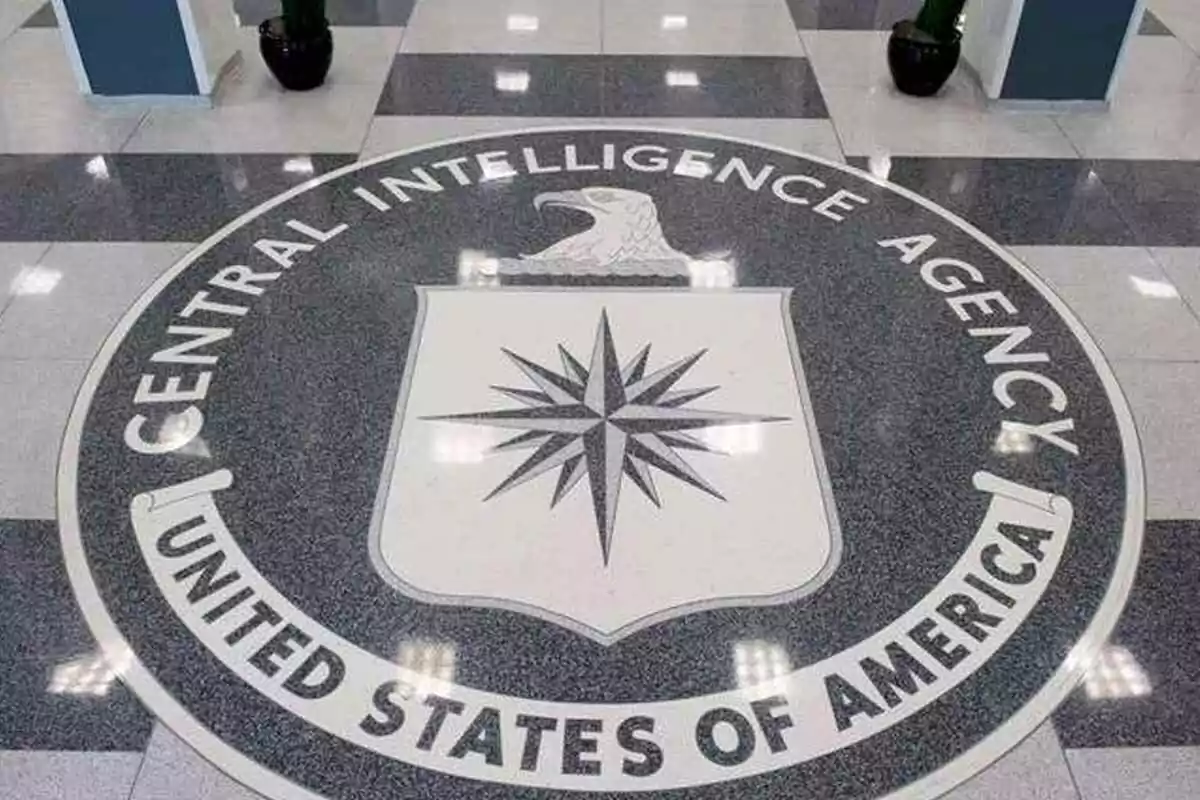 Emblema de la Agencia Central de Inteligencia de Estados Unidos en el suelo de un edificio oficial Emblema de la Agencia Central de Inteligencia de Estados Unidos en el suelo de un edificio oficial