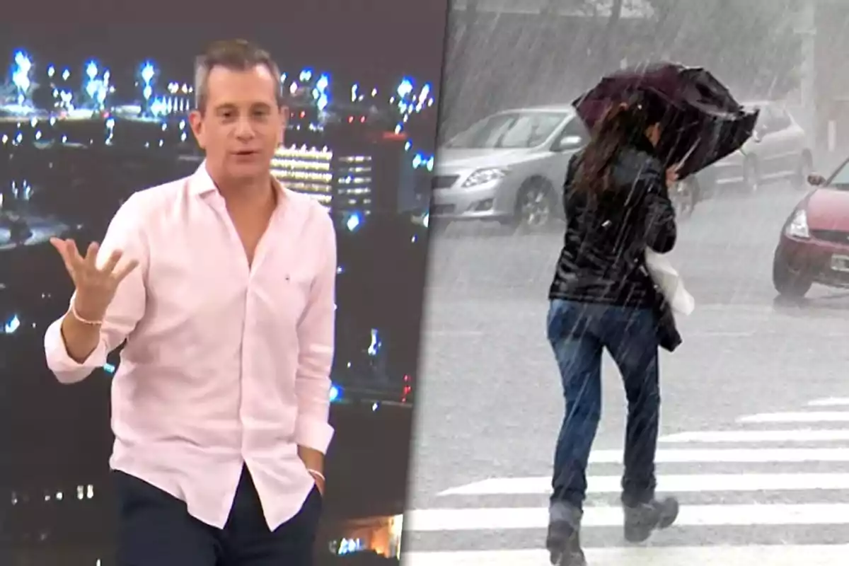Un hombre con camisa clara está hablando frente a un fondo urbano iluminado por la noche mientras una mujer camina bajo la lluvia intensa sosteniendo un paraguas.