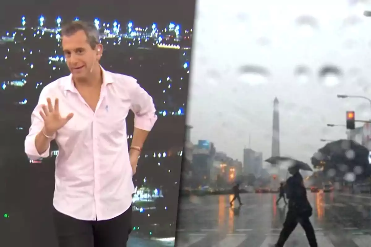 Un hombre con camisa blanca está en un estudio de televisión con un fondo nocturno iluminado, junto a una imagen de una ciudad lluviosa con personas cruzando la calle y un obelisco al fondo.