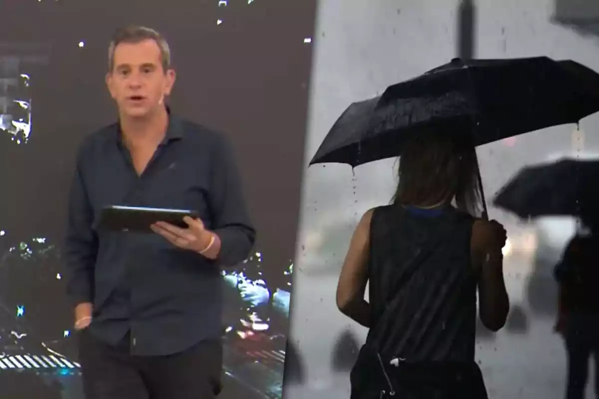 Un hombre con camisa oscura sostiene una tableta mientras una persona con paraguas camina bajo la lluvia.