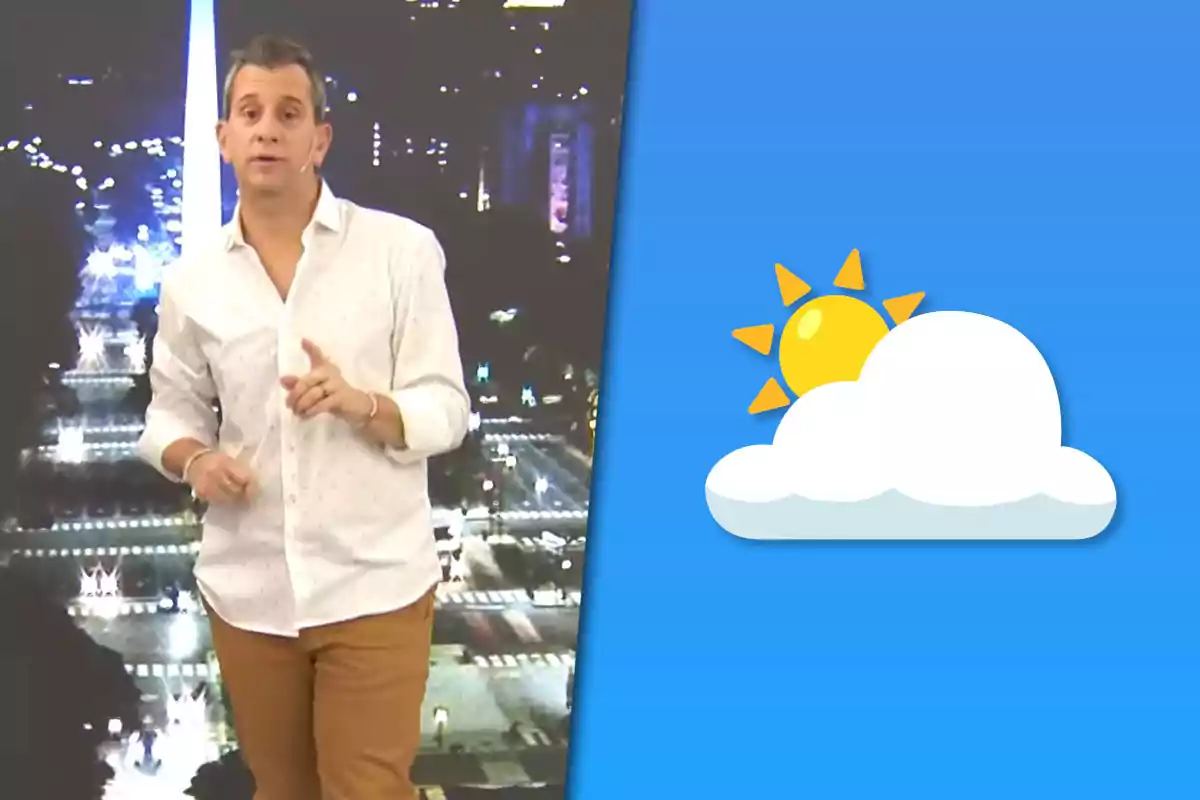 Hombre de pie con camisa blanca y pantalón marrón junto a un gráfico de pronóstico del clima con sol y nubes sobre fondo azul