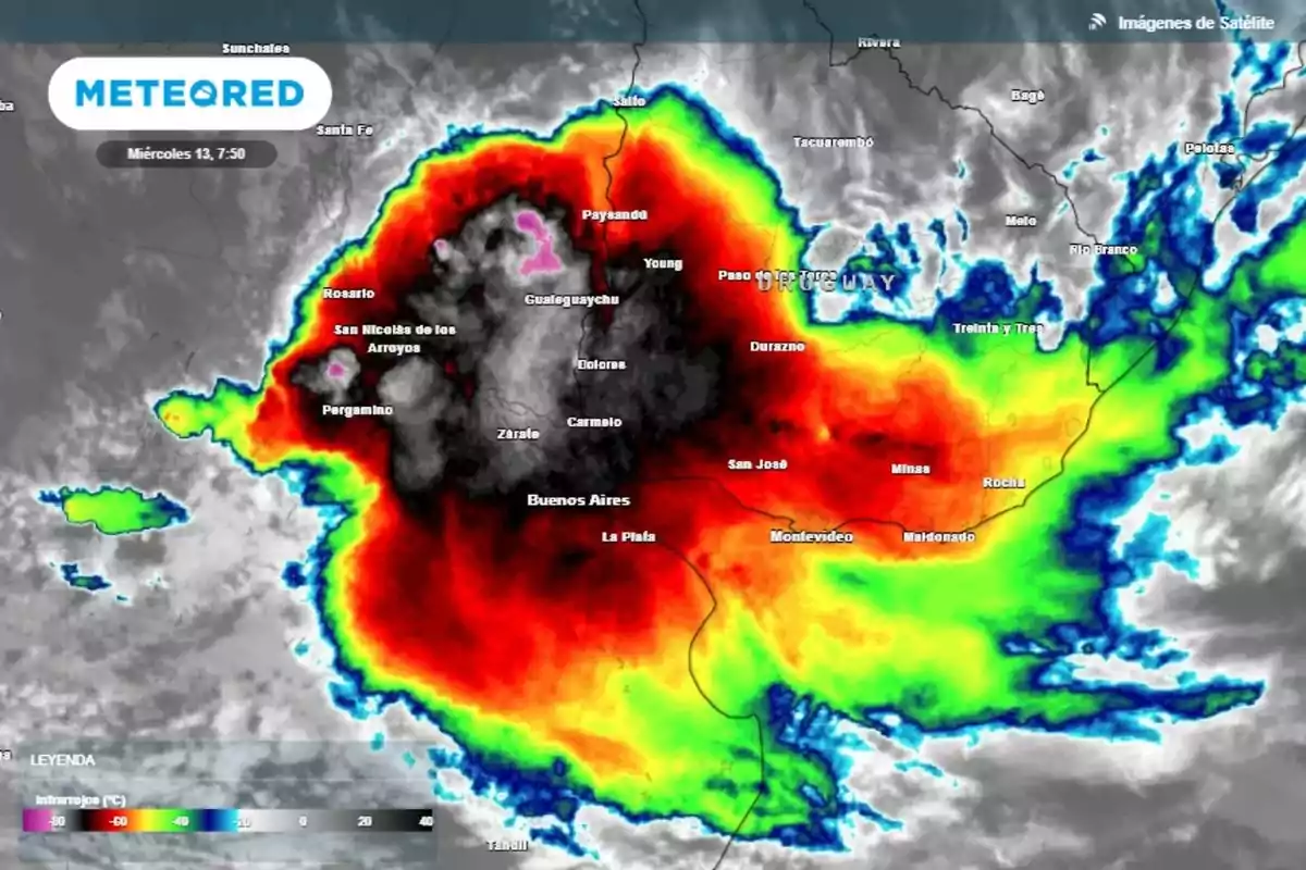 Satellite image from Meteored showing a system of intense storms over the Buenos Aires region and surrounding areas, with colors indicating different cloud temperatures, highlighting areas of high convective activity.