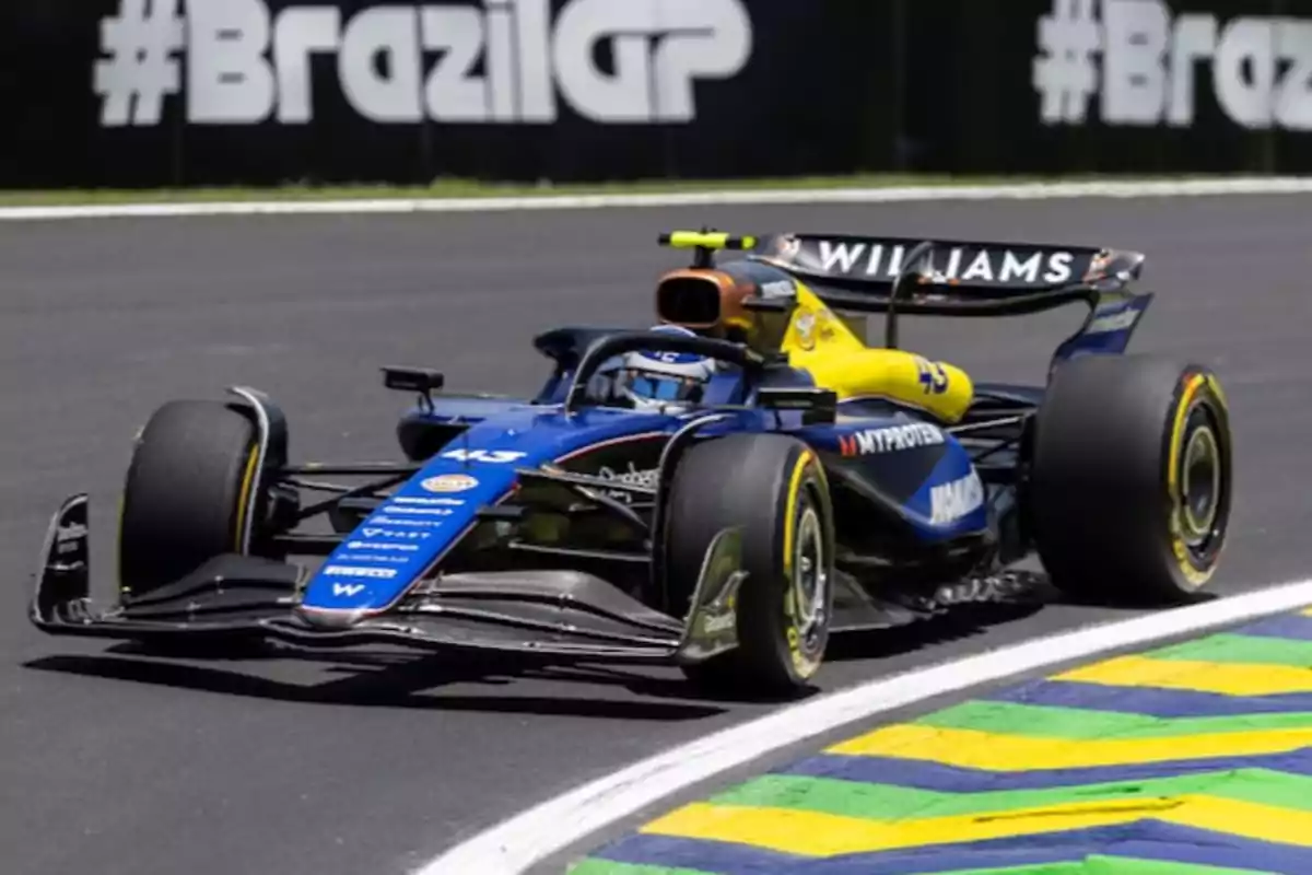 Un auto de Fórmula 1 del equipo Williams compitiendo en el Gran Premio de Brasil.