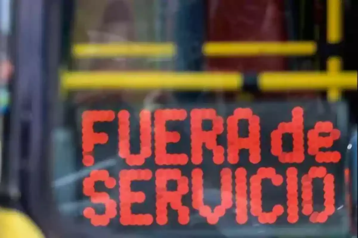 Un letrero electrónico en un autobús muestra el mensaje "Fuera de servicio".