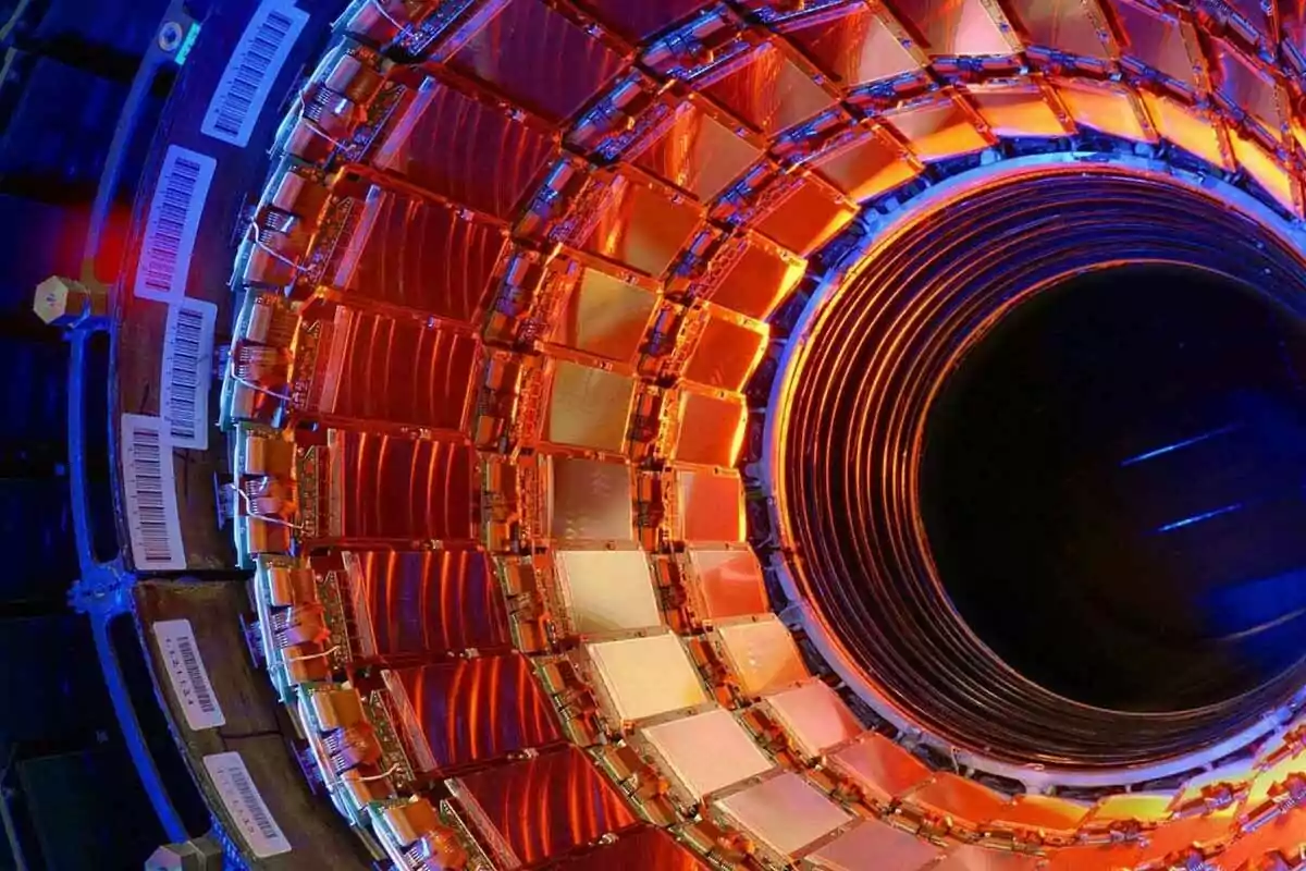 Interior de un acelerador de partículas con luces brillantes en tonos rojos y azules. Interior de un acelerador de partículas con luces brillantes en tonos rojos y azules.