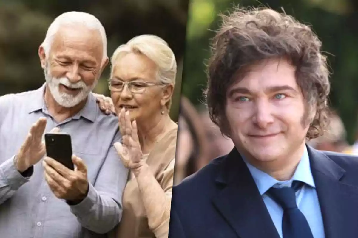 An elderly couple smiles while looking at a mobile phone, next to Javier Milei.