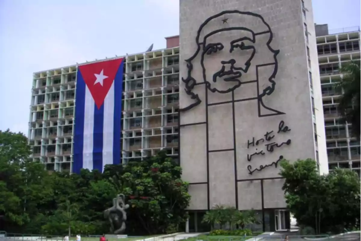 Building with a large Cuban flag and a mural of Che Guevara in the Plaza de la Revolución in Havana Building with a large Cuban flag and a mural of Che Guevara in the Plaza de la Revolución in Havana