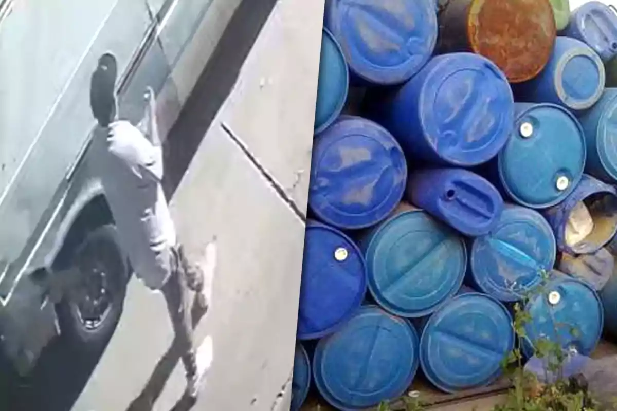 Un hombre está junto a un vehículo mientras que al lado hay una pila de barriles azules apilados.