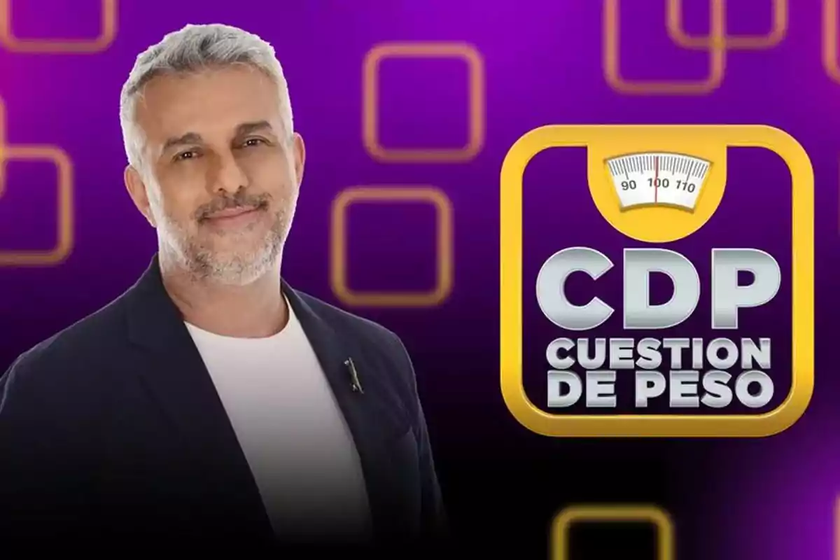 Gray-haired man with a smiling beard, violet background, and Cuestión de Peso logo beside him Gray-haired man with a smiling beard, violet background, and Cuestión de Peso logo beside him
