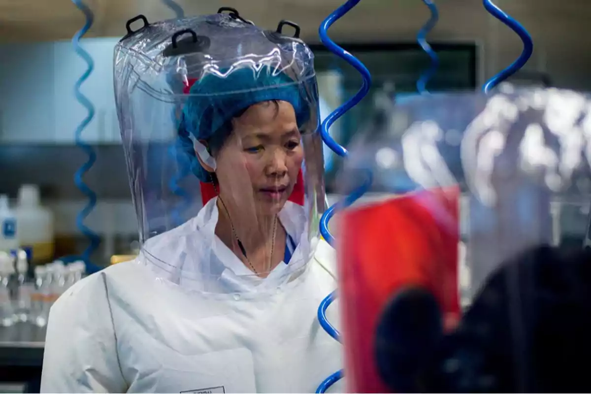 Una persona con traje de protección en un laboratorio. Una persona con traje de protección en un laboratorio.
