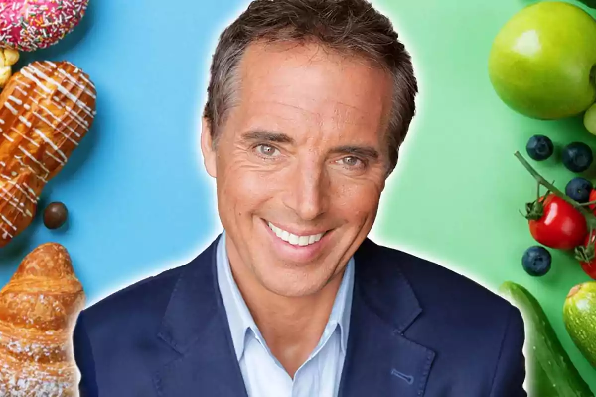 Dan Buettner sonriendo con fondo dividido entre alimentos poco saludables y frutas y verduras.