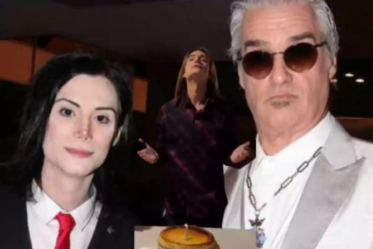 Tres personas posan juntas, una de ellas con un pastel con una vela en primer plano.