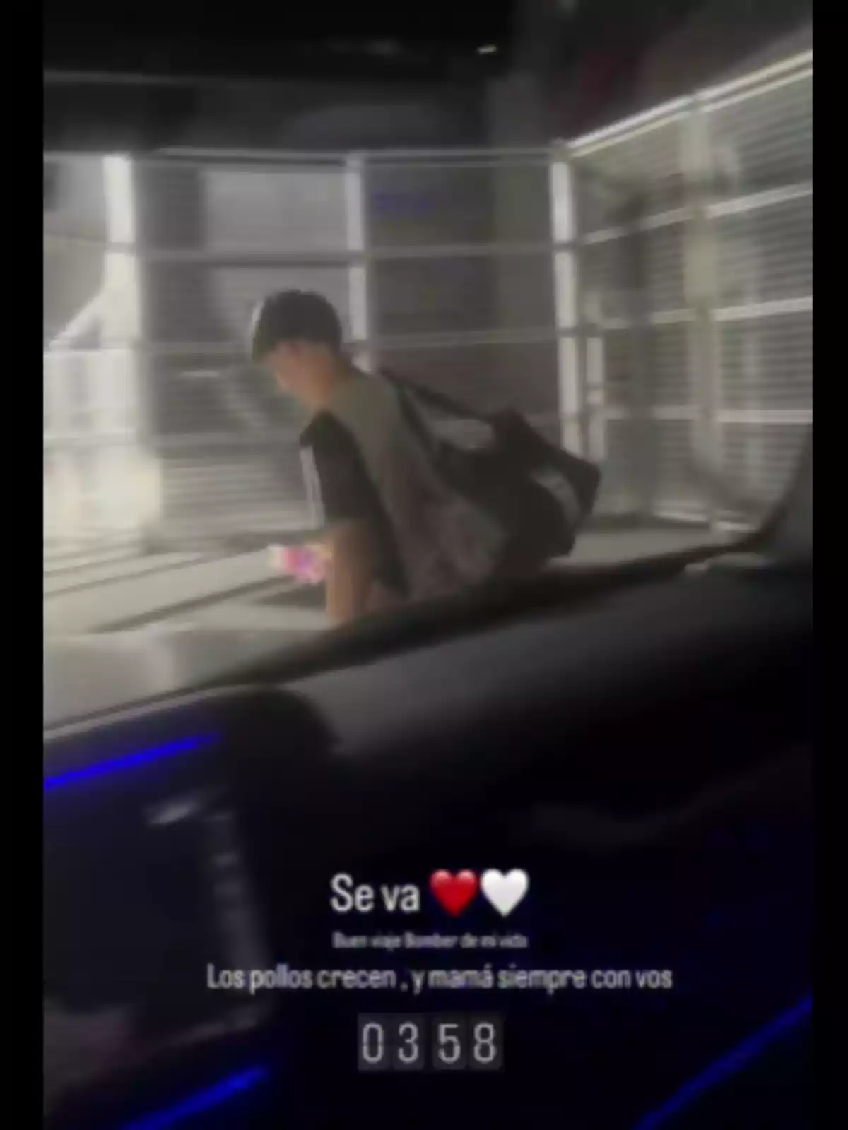 Un joven con mochila camina por un pasillo mientras es observado desde un vehículo, acompañado de un mensaje emotivo de despedida. Un joven con mochila camina por un pasillo mientras es observado desde un vehículo, acompañado de un mensaje emotivo de despedida.